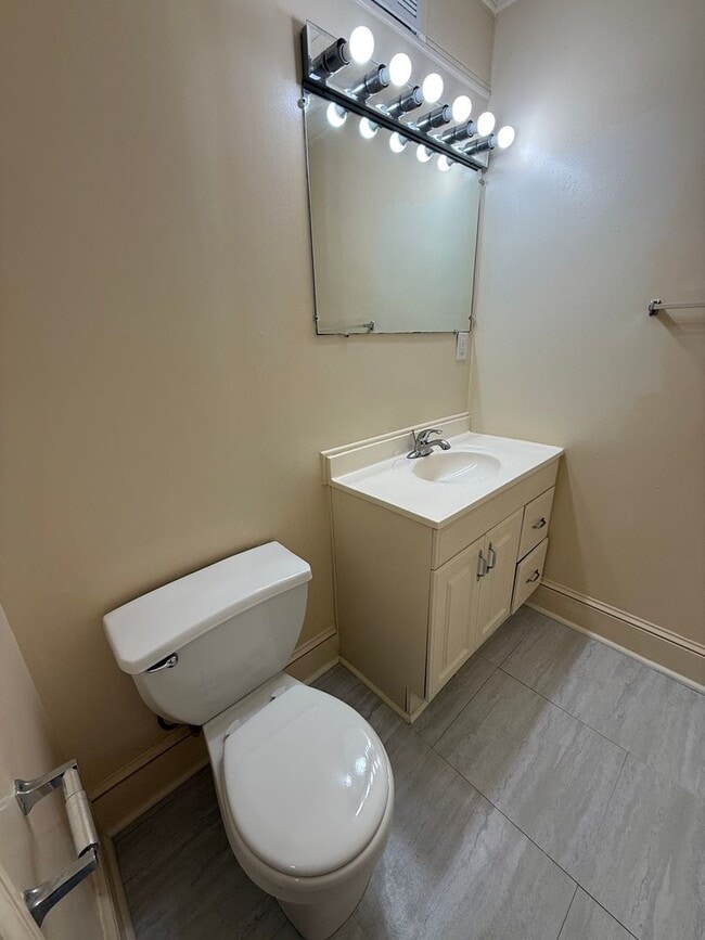 Building Photo - Beautiful 3 Bedroom Apartment