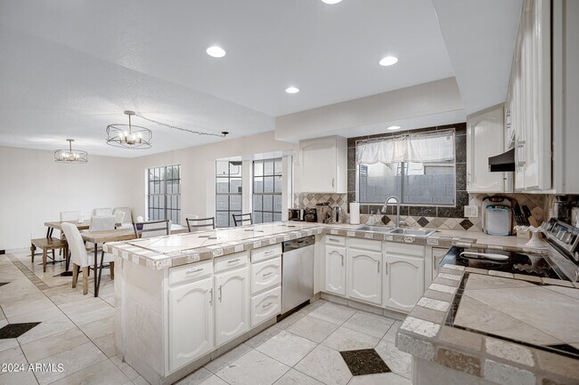 Building Photo - 5431 W Cochise Dr
