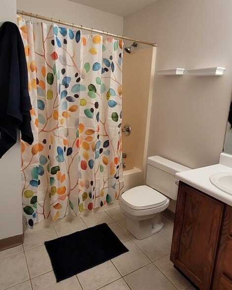 2nd bedroom bathroom - 2984 E River Rd
