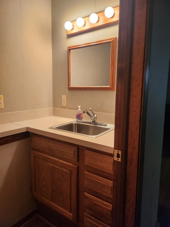 Building Photo - 7675 N Hix Rd