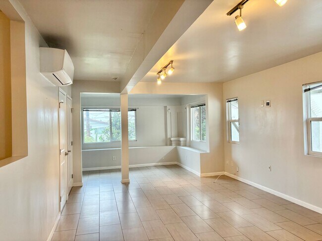 Building Photo - 626 Benton Wy