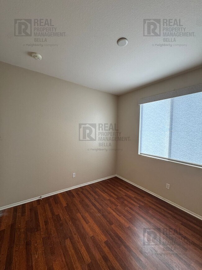 Building Photo - Spacious & Stylish 5-Bed, 3-Bath Home in Prime Murrieta Location