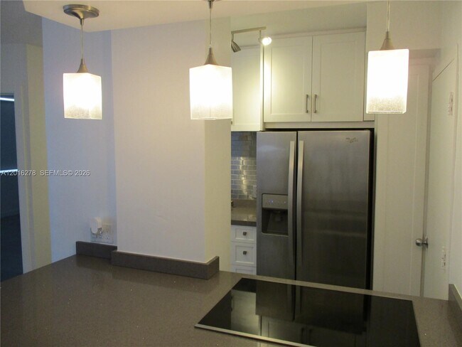 Building Photo - 5313 Collins Ave