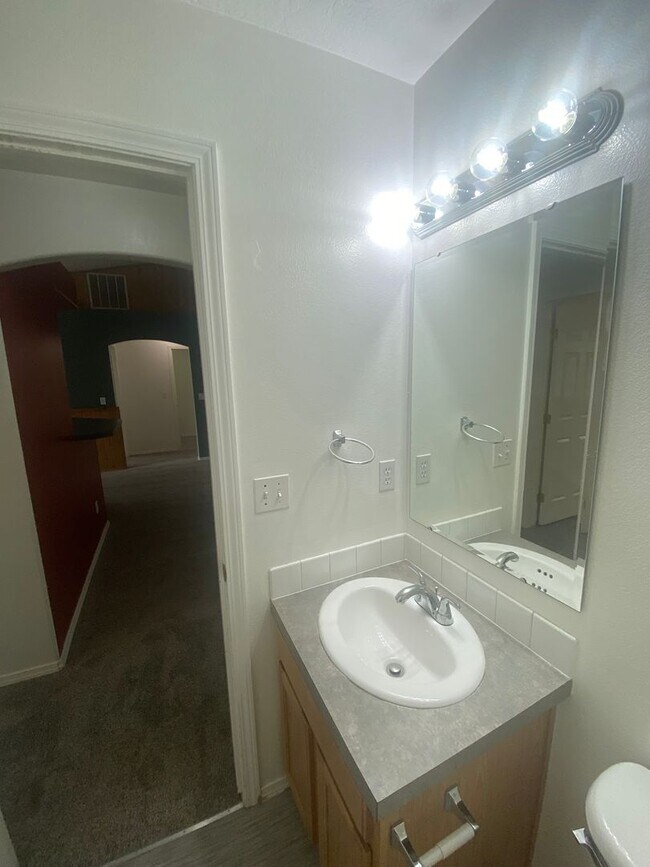Building Photo - 3 Bed, 2 Bath,  Single Story, CUL-D-SAC Ho...
