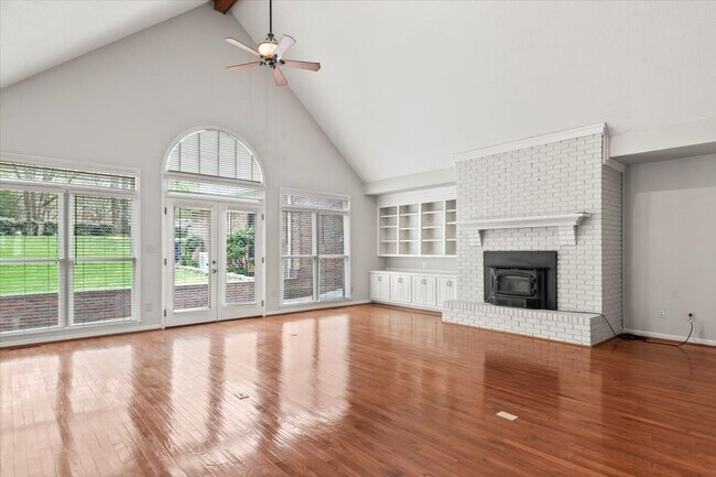 Building Photo - Stunning 3 bed 2.5 bath home in Cove Creek subdivision!