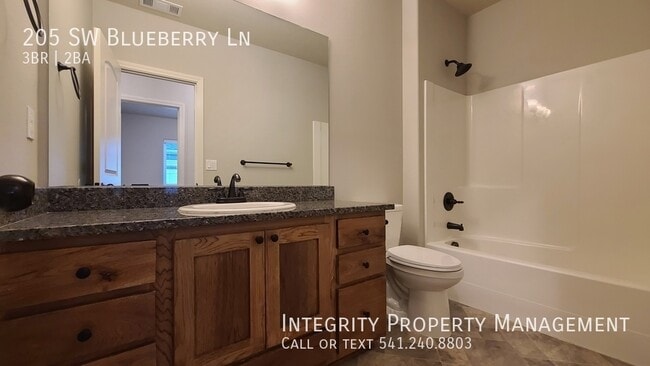 Building Photo - 205 SW Blueberry Ln