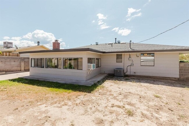 Building Photo - Cute, Clean Brick Home