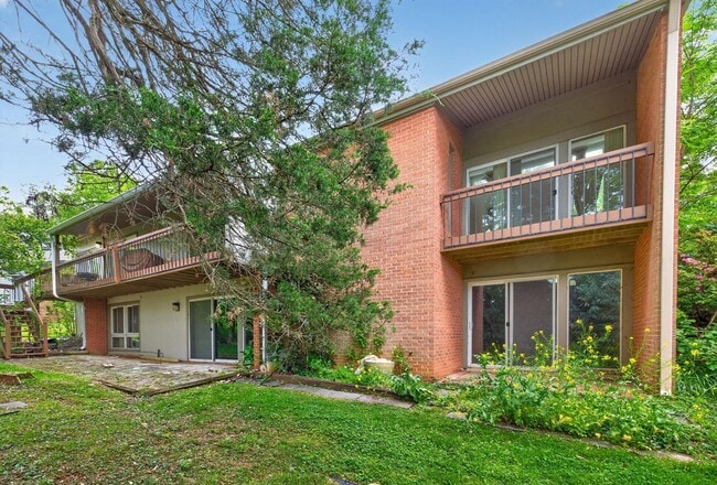 Building Photo - 9404 Woodington Dr