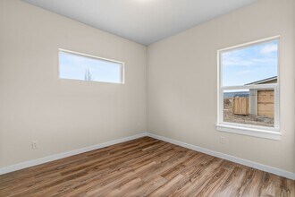 Building Photo - 899 NE Discovery Loop