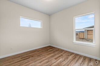 Building Photo - 899 NE Discovery Loop