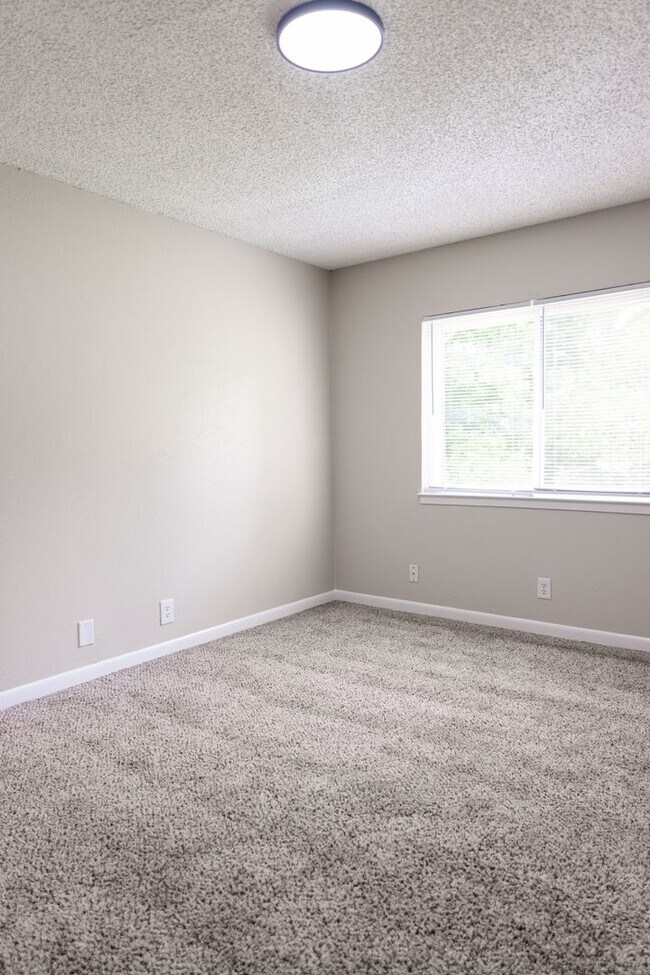 Building Photo - The Spruce - 1-Bedroom at Autumn Ridge Apa...