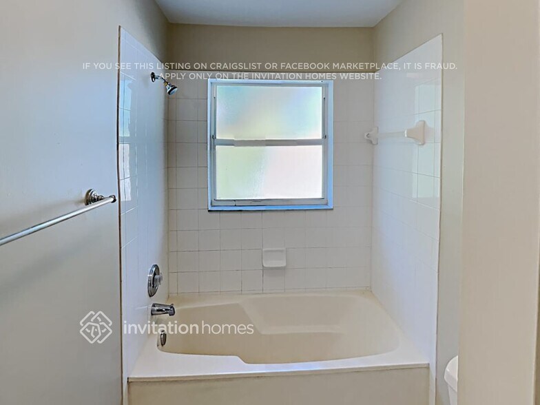 Building Photo - 6005 NW 45th Way