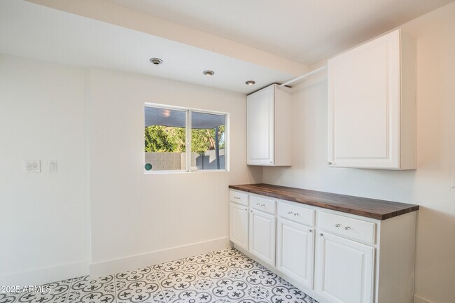 Building Photo - 2532 E Highland Ave