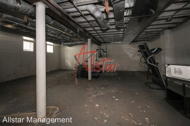 Building Photo - 2 br, 1 bath House - 1335 W 91st (up)