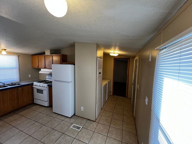 Building Photo - 3 Bedroom-2Bath located near CAFB