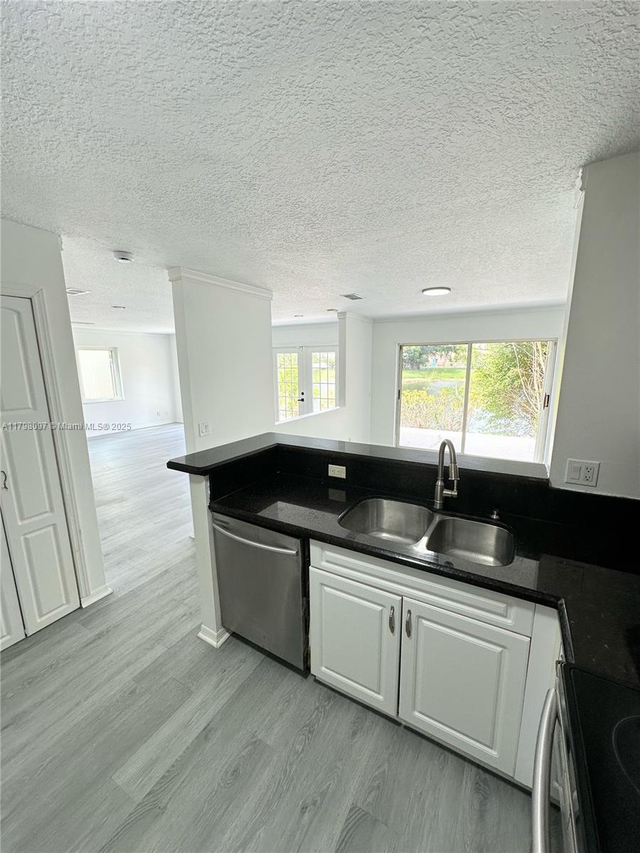 Building Photo - 1845 Vista Way