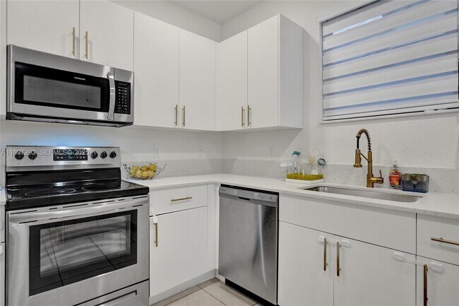 Building Photo - 250 SW 159th Ct