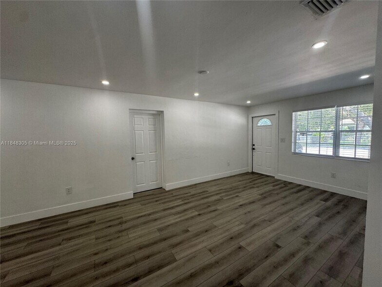 Building Photo - 1657 SW 44th Ave