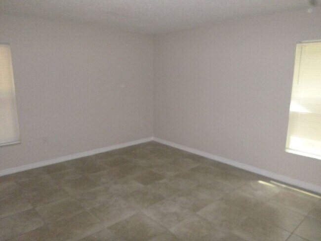 Building Photo - 301 Bloomingfield Dr