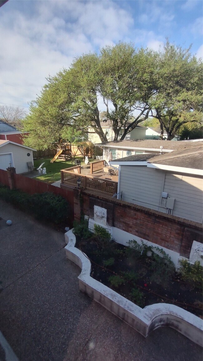 Building Photo - 4513 1/2 Bernardo De Galvez Ave