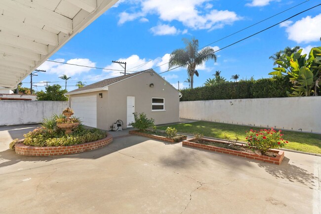 Building Photo - Classic Mid Century in Kensington