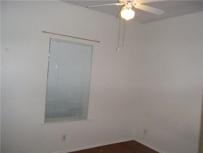 Building Photo - Winchester on West Campus - Huge 2Bd /2Ba - W/D - Reserved Parking - Fireplace - $1600