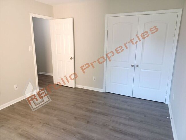 Building Photo - Carpetless 2 BD 1.5 Bath 2 Story Quadplex ...