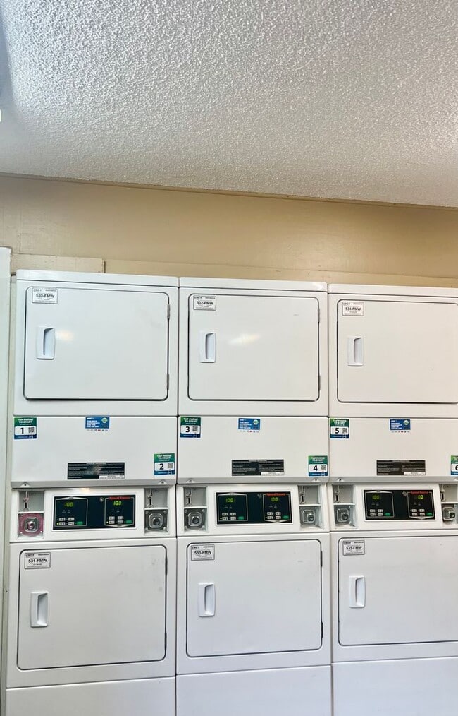 Building Photo - 1/1 PARTLY FURNISHED CONDO UNIT AVAILABLE FALL 2026