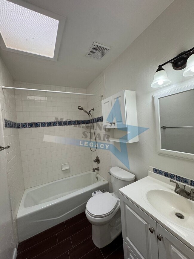 Building Photo - Hurry Leasing Special!! 3-Bedroom Home