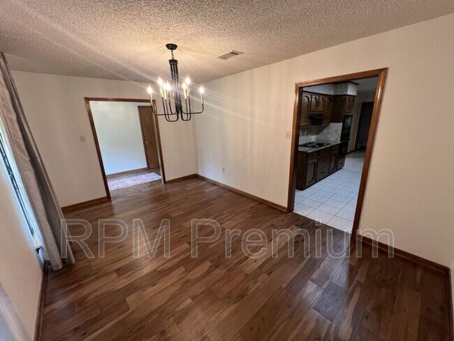 Building Photo - 13936 Cayuga Dr