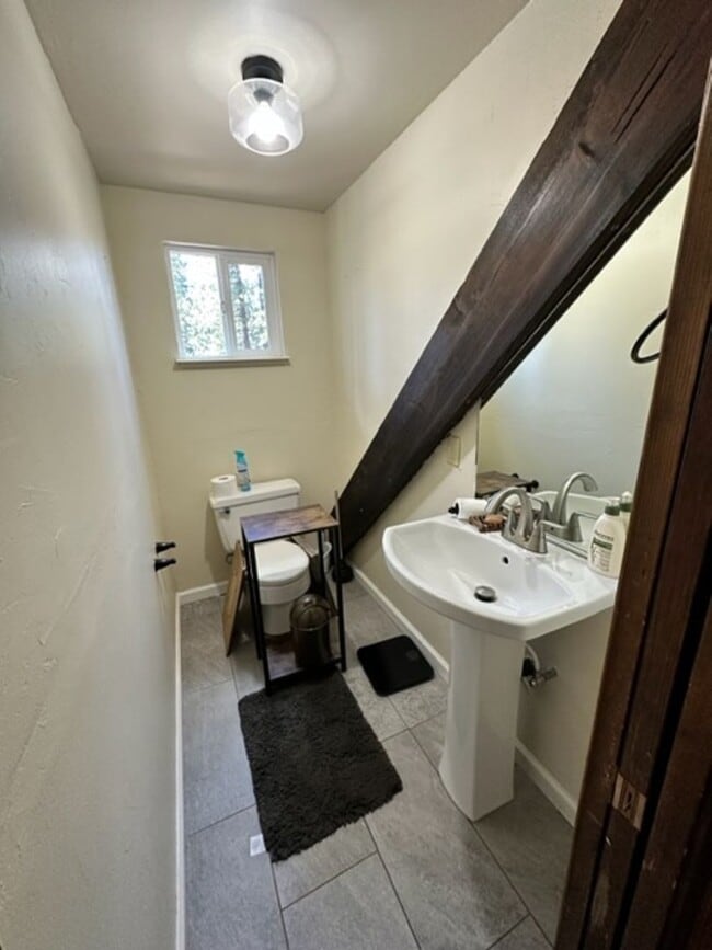 Building Photo - Lovely 5Bd pet friendly home available for rent now!! Home is ready for a long term renter! Call ...