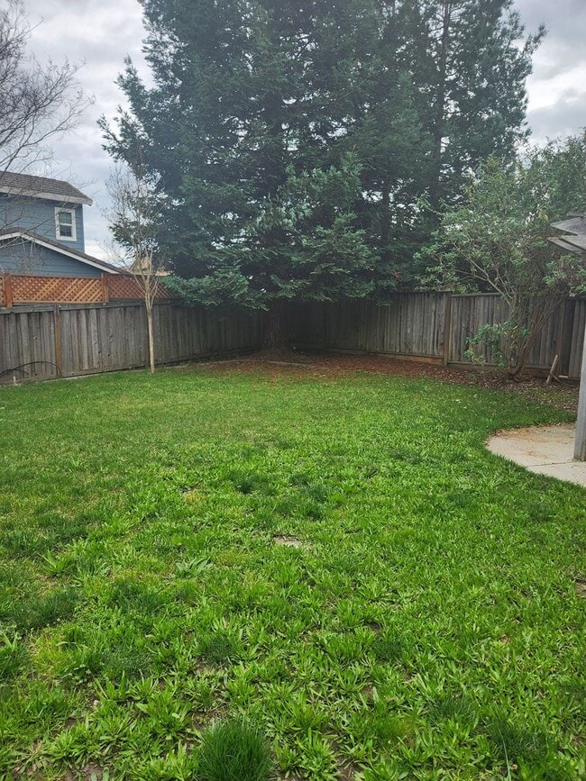 Building Photo - Great Santa Rosa Neighborhood 3 Bedroom, 2.5 Bathrooms