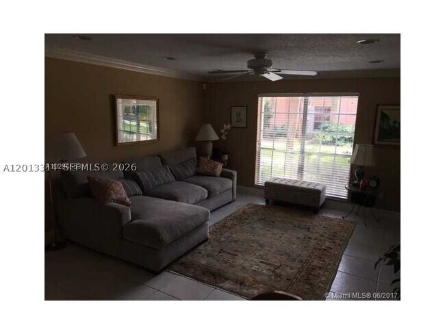 Building Photo - 10794 N Kendall Dr