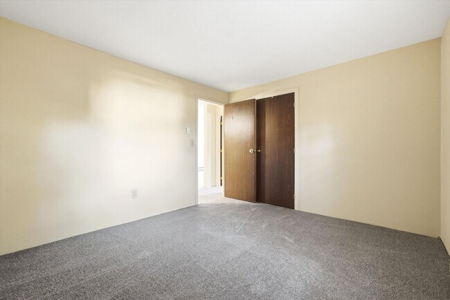 Building Photo - 504 River Rd