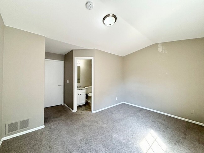 Building Photo - 1044 S Paris Ct
