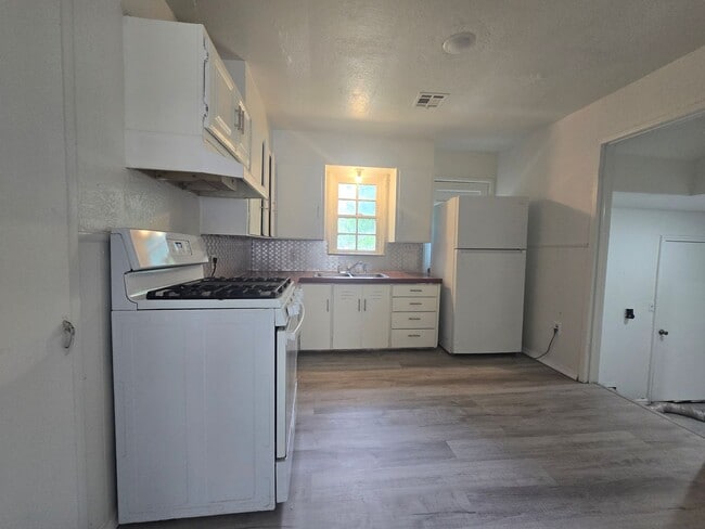 Building Photo - 3 Bed 1 Bath Home in Shawnee!