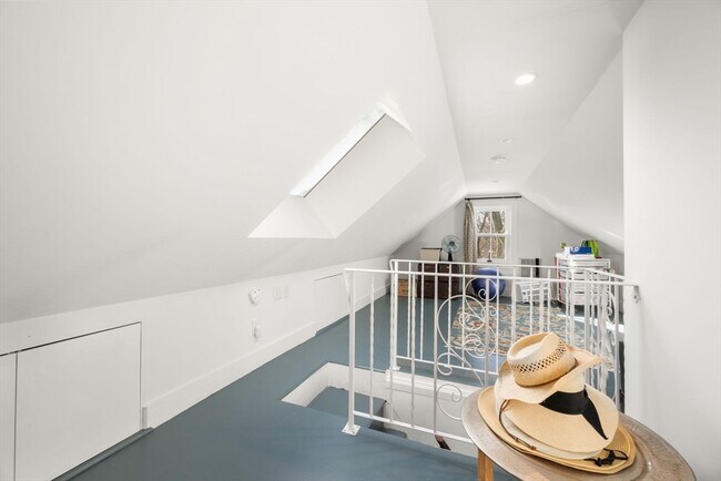 Building Photo - 40 Mead St