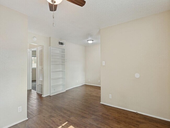 Building Photo - 2401 Manor Rd