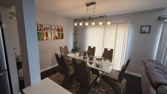 Building Photo - 735 Hamilton Ct