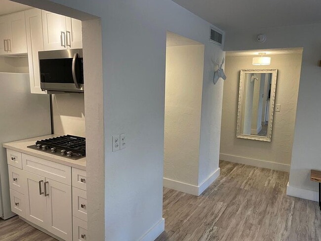 Building Photo - "Charming 1-Bedroom Oasis with Spacious Living in the Heart of Coral Gables!"