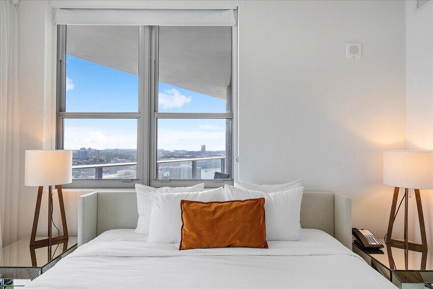 Building Photo - 4011 S Ocean Dr