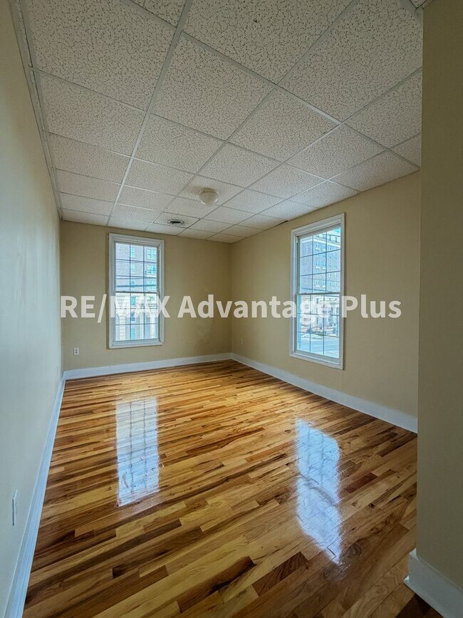 Building Photo - 400 S Main St