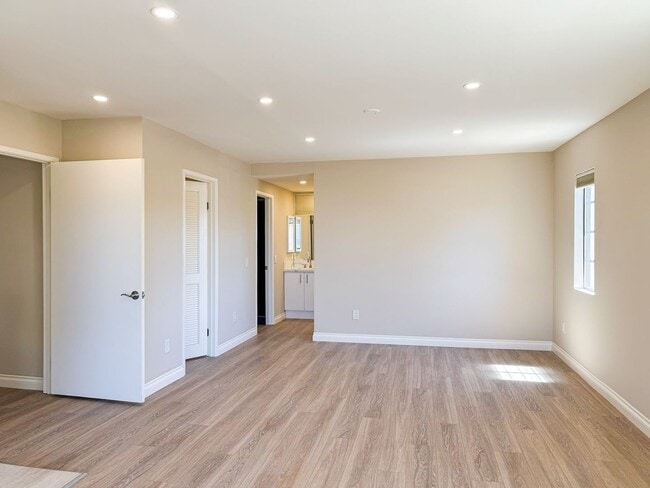 Building Photo - Luxurious Coastal Living: Fully Remodeled 3-Bed, 3.5-Bath with Ocean Views in Sea Point