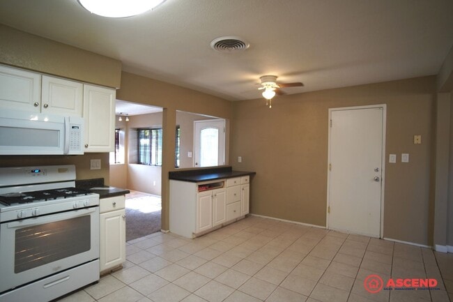 Building Photo - Charming home is Oildale!