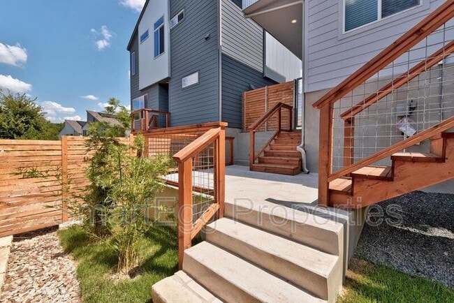 Building Photo - 801 N Bluff Dr