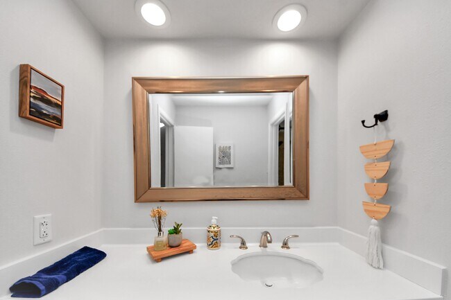 Building Photo - 563 Landfall Ln