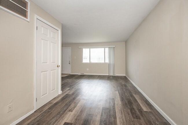 Building Photo - 2 BED 1.5 BATH CONDO IN WARRENSVILLE HEIGHTS!