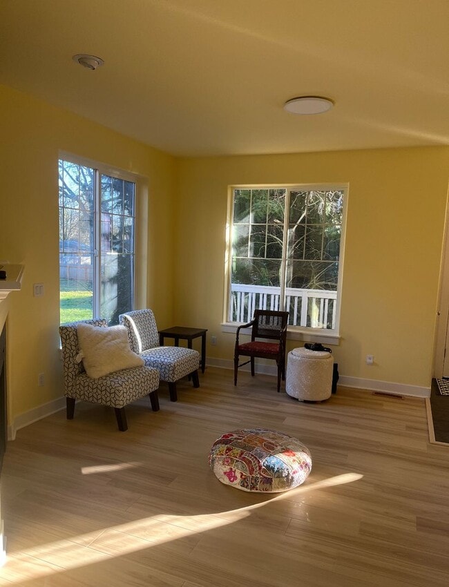 Building Photo - Stunning End-Unit Townhouse 3 bed, 2.5 bat...