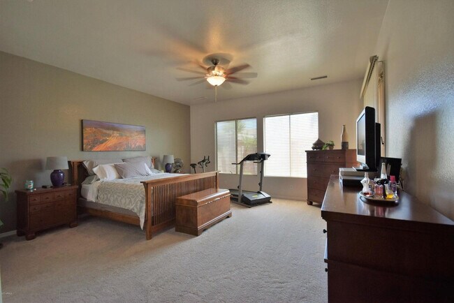 Building Photo - 483 W Carob Dr