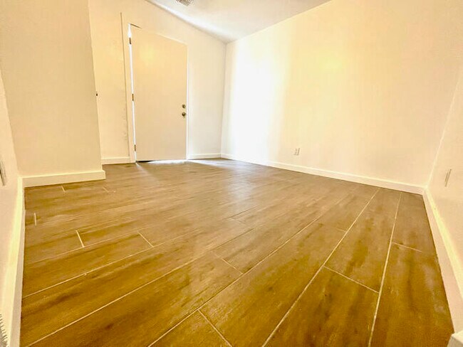 Building Photo - Renovated in the heart of Roosevelt Distri...